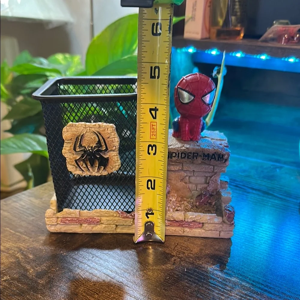 Spider-Man Pen Holder with Red and Black Design - Picture 7 of 7
